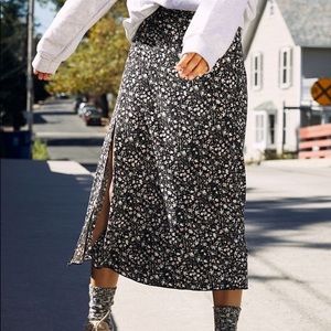 UO Ella Soft Front-Slit Midi Skirt Black/pink